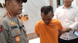 Kapolresta Barelang Kombes Pol Zaenal Arifin saat meminta keterangan kepada pelaku di  di Polresta Barelang, Senin (7/4/2025). Matapedia6.com/Luci