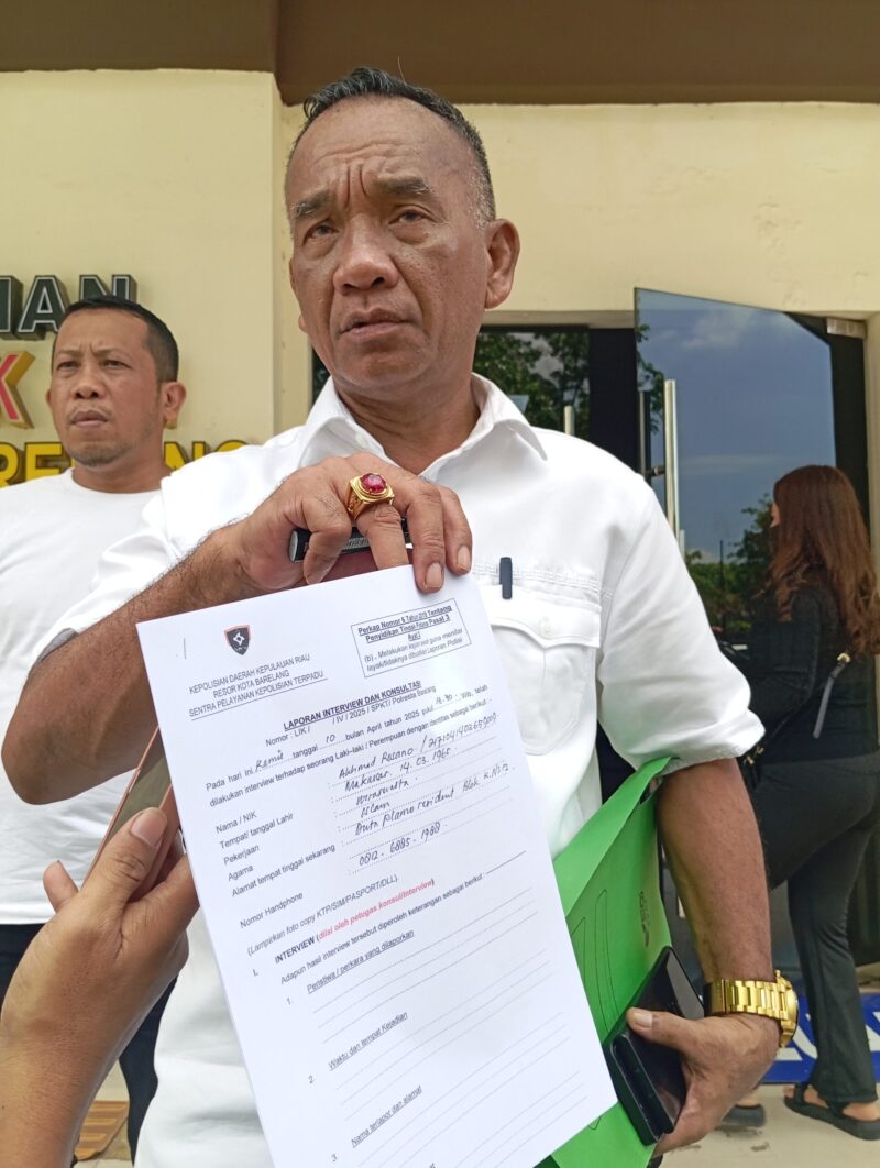 Akhmad Rosano mendatangi Polresta Barelang untuk membuat laporan dugaan fitnah yang dituduhkan padanya, Kamis (10/4/2025). Matapedia6.com/Luci