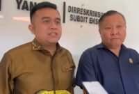 Anggota DPRD Kepri Lik Khai bersama perwakilan dari DPP Partai NasDem Husni Thamrin di gedung Ditreskrimsus Polda Kepri, Kamis (10/4/2025). Matapedia6.com/ Istimewa