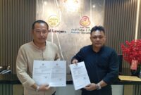 Erwin Tan Legal First Club bersama rekannya saat menunjukkan surat izin lengkap first club Batam, Jumat (11/4/2025). Matapedia6.com/Luci