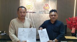 Erwin Tan Legal First Club bersama rekannya saat menunjukkan surat izin lengkap first club Batam, Jumat (11/4/2025). Matapedia6.com/Luci