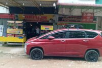 Kondisi mobil Yusril koto yang terduduk setelah empat ban mobilnya di gembos orang tidak dikenal, Selasa (15/4/2025) dini hari, Matapedia6.com/Luci