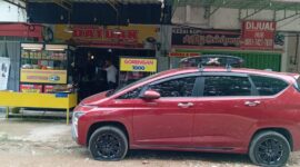 Kondisi mobil Yusril koto yang terduduk setelah empat ban mobilnya di gembos orang tidak dikenal, Selasa (15/4/2025) dini hari, Matapedia6.com/Luci