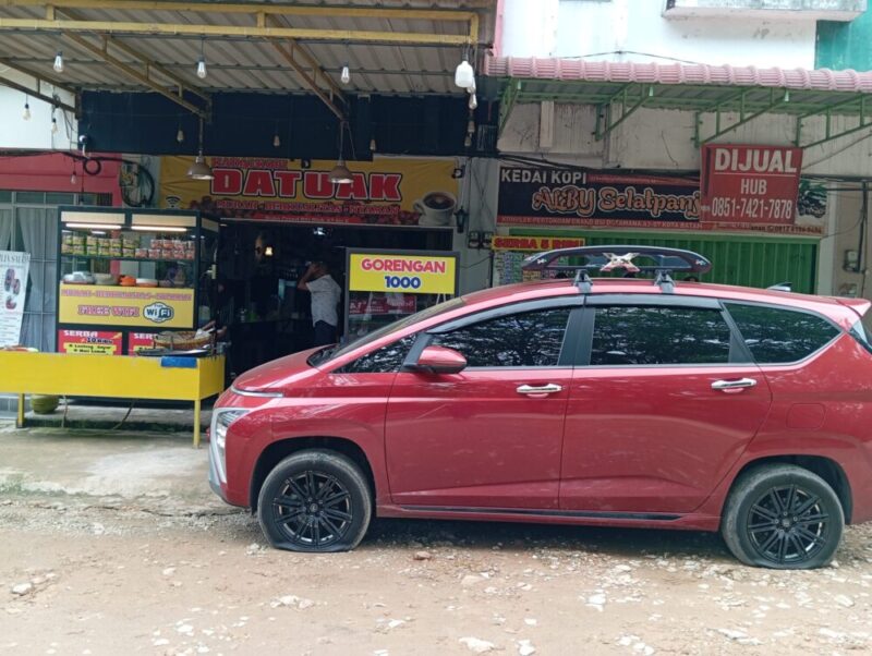 Kondisi mobil Yusril koto yang terduduk setelah empat ban mobilnya di gembos orang tidak dikenal, Selasa (15/4/2025) dini hari, Matapedia6.com/Luci