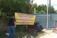 Spanduk penolakan warga yang dipasang di pagar tembok perumahan permata Baloi atas pembukaan akses jalan dari Baloi apartemen lewat komplek permata Baloi, Jumat (18/4/2025) Matapedia6.com/Luci