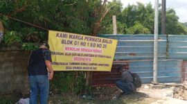 Spanduk penolakan warga yang dipasang di pagar tembok perumahan permata Baloi atas pembukaan akses jalan dari Baloi apartemen lewat komplek permata Baloi, Jumat (18/4/2025) Matapedia6.com/Luci