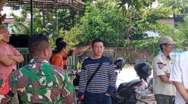 Warga permata Baloi Cluster Manggo saat melakukan aksi protes didepan apartemen sekaligus memasang spanduk penolakan pembangunan akses jalan, Rabu (16/4/2025). Matapedia6.com/Luci