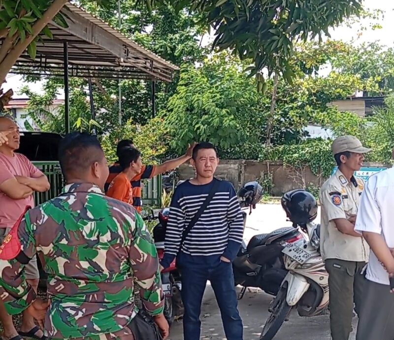 Warga permata Baloi Cluster Manggo saat melakukan aksi protes didepan apartemen sekaligus memasang spanduk penolakan pembangunan akses jalan, Rabu (16/4/2025). Matapedia6.com/Luci