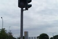 Arus lalu Lintas di Simpang Kepri Mall terpaksa dialihkan oleh petugas kepolisian saat lampu traffic light tidak berfungsi, Kamis (17/4/2025). Matapedia6.com/ Luci