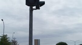 Arus lalu Lintas di Simpang Kepri Mall terpaksa dialihkan oleh petugas kepolisian saat lampu traffic light tidak berfungsi, Kamis (17/4/2025). Matapedia6.com/ Luci