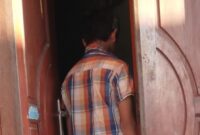 MRA saat berjalan masuk ke dalam rumahnya di bida Asri I, Batam Kota, Batam Centre, Kamis (17/4/2025). Matapedia6.com/Luci