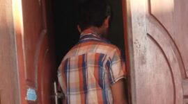 MRA saat berjalan masuk ke dalam rumahnya di bida Asri I, Batam Kota, Batam Centre, Kamis (17/4/2025). Matapedia6.com/Luci