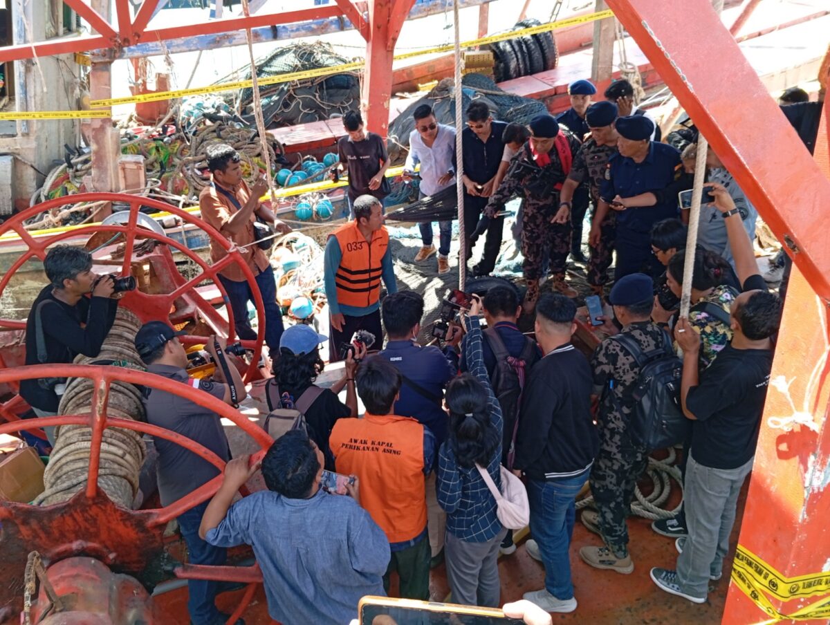 Kelautan dan Perikanan (KKP) bersama Bakamla  tangkap dua kapal ikan Vietnam, Jumat (18/4). Foto:Dok/matapedia