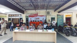 Kapolresta Barelang Kombes Pol Zaenal Arifin tengah dalam jumpa pers di Polsek Sagulung, Senin (21/4). Foto:Dok/matapedia