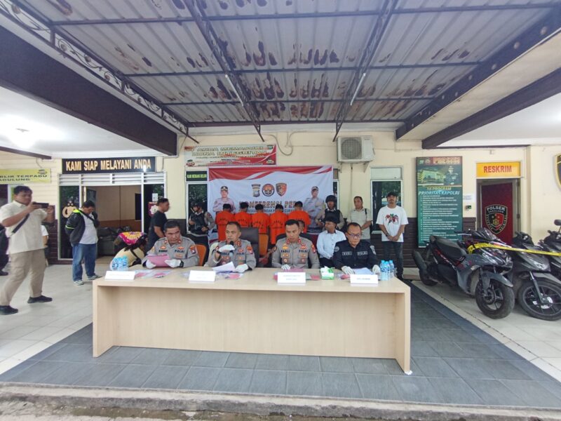 Kapolresta Barelang Kombes Pol Zaenal Arifin tengah dalam jumpa pers di Polsek Sagulung, Senin (21/4). Foto:Dok/matapedia