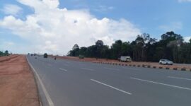 Jalan Ahmad Yani menuju bundaran Punggur sudah bagus dan lebar, hanya saja pengendara Wasa was melintas malam hari karena belum ada penerangan jalan umum, Selasa (29/4/2025). Matapedia6.com/Luci