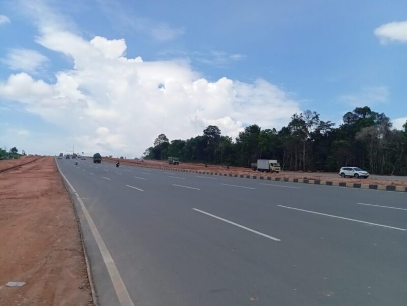 Jalan Ahmad Yani menuju bundaran Punggur sudah bagus dan lebar, hanya saja pengendara Wasa was melintas malam hari karena belum ada penerangan jalan umum, Selasa (29/4/2025). Matapedia6.com/Luci