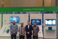 Martin Setiawan, President Director Schneider Electric Indonesia & Timor-Leste baju hitam. Foto:matapedia