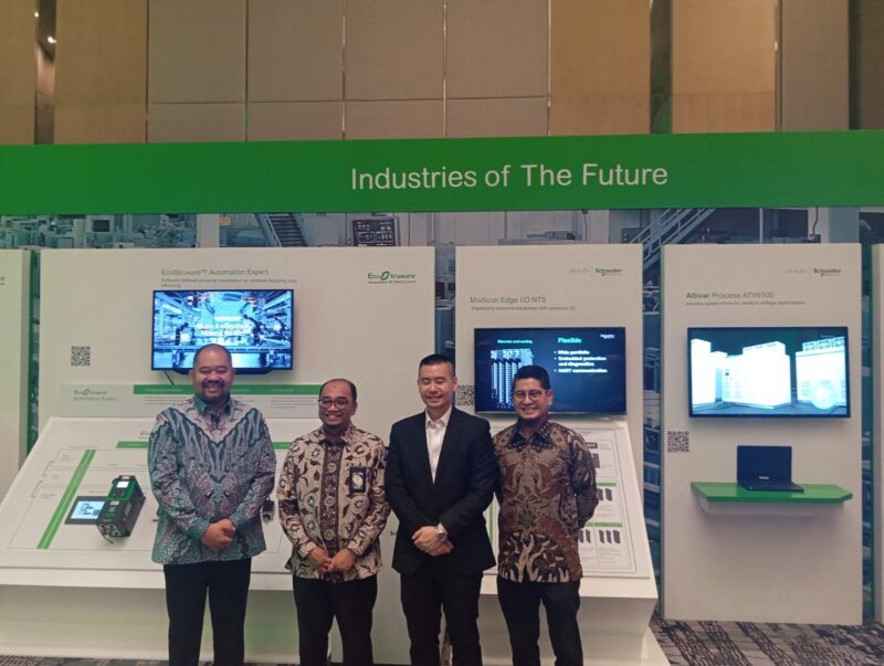 Martin Setiawan, President Director Schneider Electric Indonesia & Timor-Leste baju hitam. Foto:matapedia
