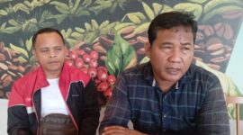 Ketua RW 16 Baloi Kolam Sahat Tampubolon bersama ketua RT 10, saat memberikan keterangan di Batam Centre, Kamis (24/4/2025) Matapedia6.com/Luci