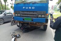 Motor Honda Beat hitam yang terlindas sangkut di roda depan truk molen di jalan Gajah Mada Sekupang Kota Batam, Jumat (25/4/2025). Matapedia6.com/Luci