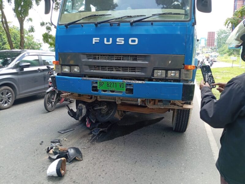 Motor Honda Beat hitam yang terlindas sangkut di roda depan truk molen di jalan Gajah Mada Sekupang Kota Batam, Jumat (25/4/2025). Matapedia6.com/Luci