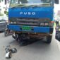 Motor Honda Beat hitam yang terlindas sangkut di roda depan truk molen di jalan Gajah Mada Sekupang Kota Batam, Jumat (25/4/2025). Matapedia6.com/Luci