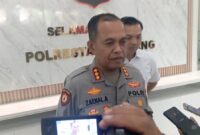 Kapolresta Barelang Kombes Pol Zaenal Arifin saat memberikan keterangan kepada wartawan mengenai penangkapan aktivis Kota Batam Yusril Koto, Senin (28/4/2025). Matapedia6.com/Luci