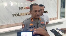 Kapolresta Barelang Kombes Pol Zaenal Arifin saat memberikan keterangan kepada wartawan mengenai penangkapan aktivis Kota Batam Yusril Koto, Senin (28/4/2025). Matapedia6.com/Luci