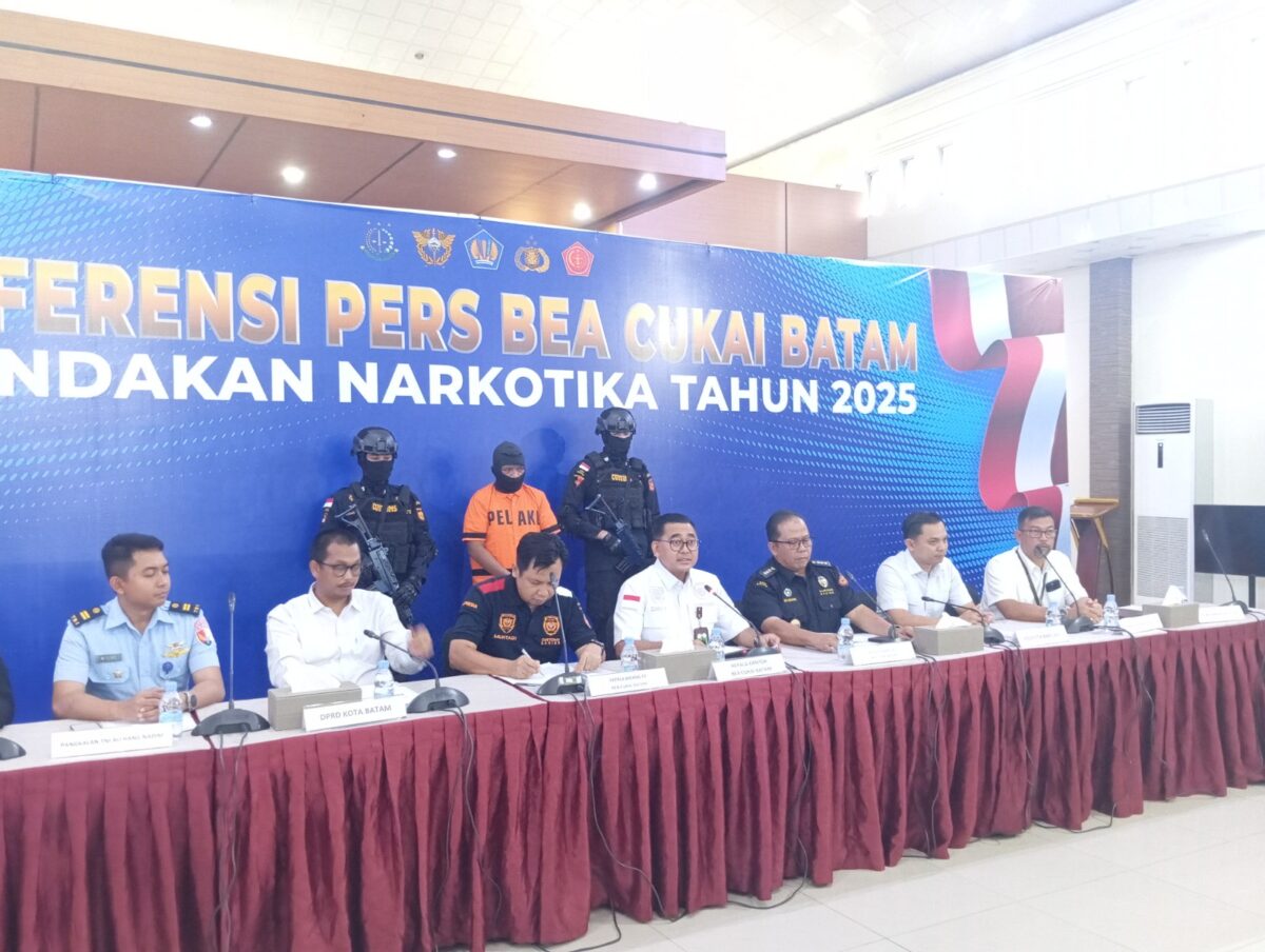 Bea cukai Batam konferensi pers penindakan sabu disembunyikan di sandal, Selasa (29/4). Foto:matapedia