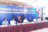 Bea cukai Batam konferensi pers penindakan sabu disembunyikan di sandal, Selasa (29/4). Foto:matapedia