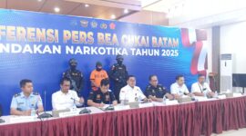 Bea cukai Batam konferensi pers penindakan sabu disembunyikan di sandal, Selasa (29/4). Foto:matapedia