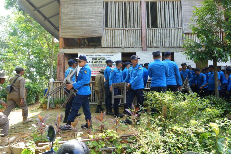Ditpam gusur bangunan liar di KEK Nongsa, Rabu (16/4). Foto: dok/humas