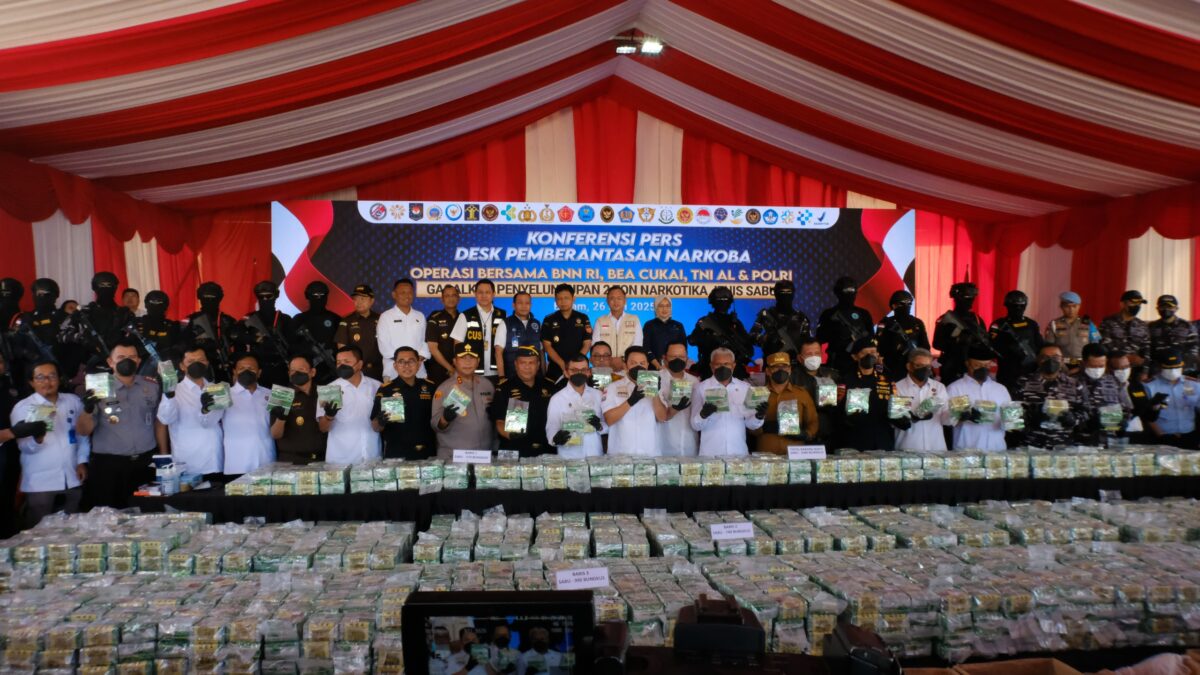 Kepala BNN RI Komjen Pol Marthinus Hukom (tengah) dan Bea Cukai serta Polri dan TNI memperlihatkan barang bukti narkoba hasil ungkap kasus penyeludupan di Pelabuhan Tanjung Uncang, Batu Aji, Kota Batam, Kepri, Senin (26/5/2025). Foto:Ramadan/matapedia