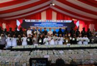 Kepala BNN RI Komjen Pol Marthinus Hukom (tengah) dan Bea Cukai serta Polri dan TNI memperlihatkan barang bukti narkoba hasil ungkap kasus penyeludupan di Pelabuhan Tanjung Uncang, Batu Aji, Kota Batam, Kepri, Senin (26/5/2025). Foto:Ramadan/matapedia