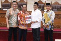 Ketua DPRD Batam Kamaluddin menerima RPJMD dari Wali Kota Batam Amsakar Achmad, Rabu (14/5). Foto:dok/sekwan