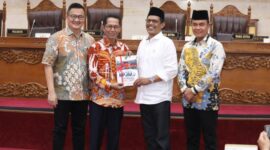 Ketua DPRD Batam Kamaluddin menerima RPJMD dari Wali Kota Batam Amsakar Achmad, Rabu (14/5). Foto:dok/sekwan