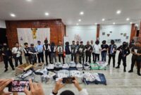 Petugas Bea Cukai melihatkan benih lobster. Foto:dok/ist