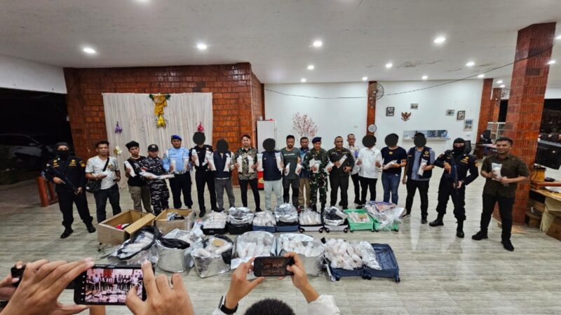 Petugas Bea Cukai melihatkan benih lobster. Foto:dok/ist