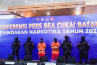 Kedua kurir sales dan eks napi sabu dihadirkan dalam konferensi pers pada Kamis (8/5). Foto:istimewa