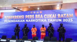 Kedua kurir sales dan eks napi sabu dihadirkan dalam konferensi pers pada Kamis (8/5). Foto:istimewa
