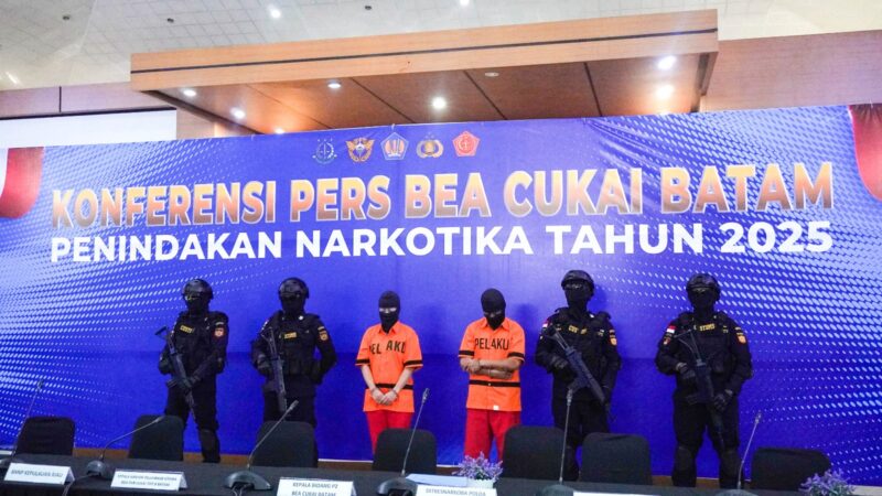 Kedua kurir sales dan eks napi sabu dihadirkan dalam konferensi pers pada Kamis (8/5). Foto:istimewa