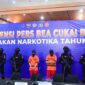 Kedua kurir sales dan eks napi sabu dihadirkan dalam konferensi pers pada Kamis (8/5). Foto:istimewa