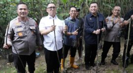 Wali Kota Batam Amsakar dan Wakil gubernur Kepri Nyayang serta Kapolda Kepri, Kamis (1/5). Foto:dok/MC