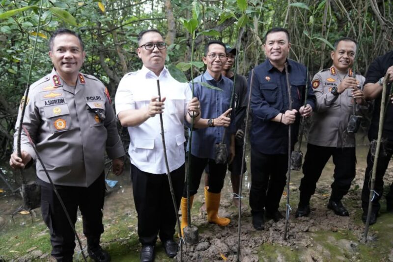 Wali Kota Batam Amsakar dan Wakil gubernur Kepri Nyayang serta Kapolda Kepri, Kamis (1/5). Foto:dok/MC