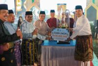 Camat Sagulung Muhammad Hafiz Rozie saat terima kembali Piala pada Rabu (30/4). Foto:untuk matapedia/Hafiz