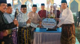 Camat Sagulung Muhammad Hafiz Rozie saat terima kembali Piala pada Rabu (30/4). Foto:untuk matapedia/Hafiz