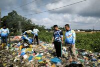 Camat Nongsa membersihkan sampah liar. Foto:dok/MC