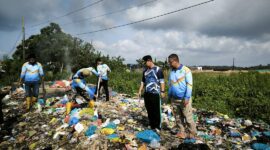 Camat Nongsa membersihkan sampah liar. Foto:dok/MC