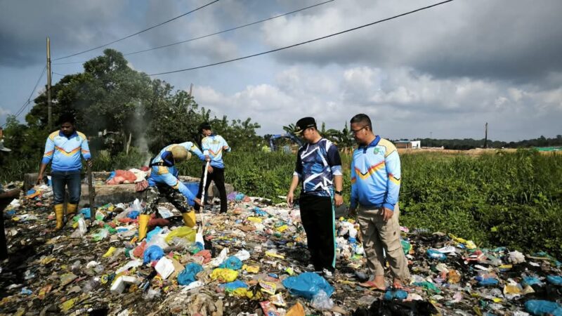 Camat Nongsa membersihkan sampah liar. Foto:dok/MC
